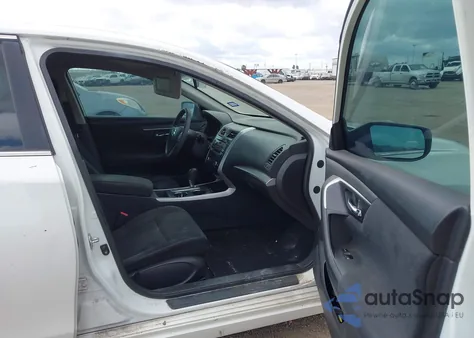 2015 Nissan Altima 2.5 S z USA, uszkodzony, nr VIN 1N4AL3AP1FC192373